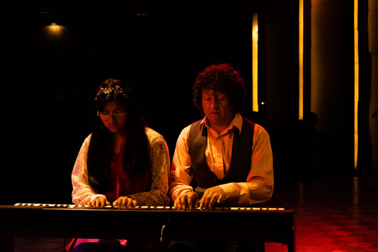 Dos músicos tocando el piano juntos