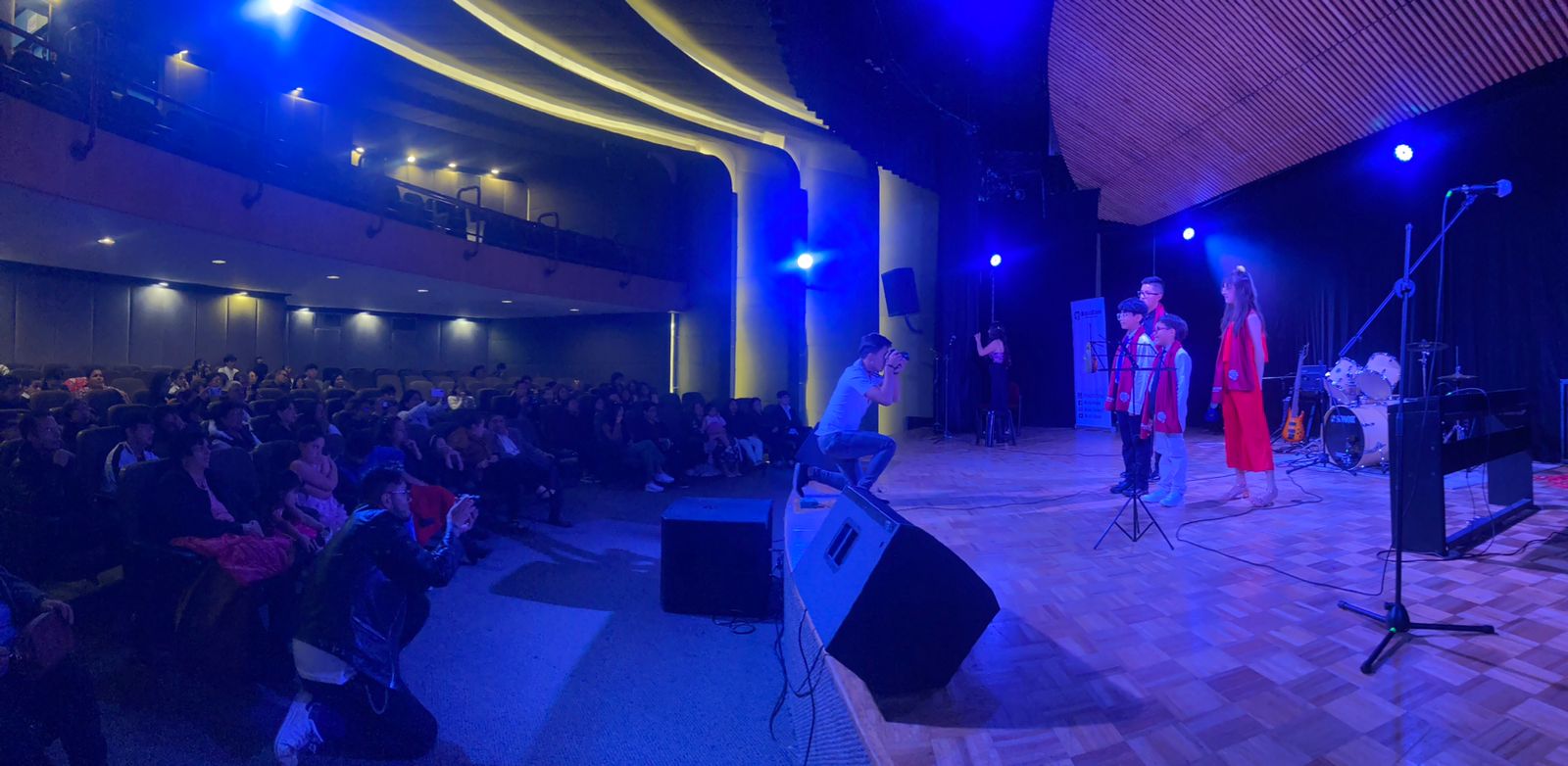Estudiantes de MusicKlave frente al público en un auditorio