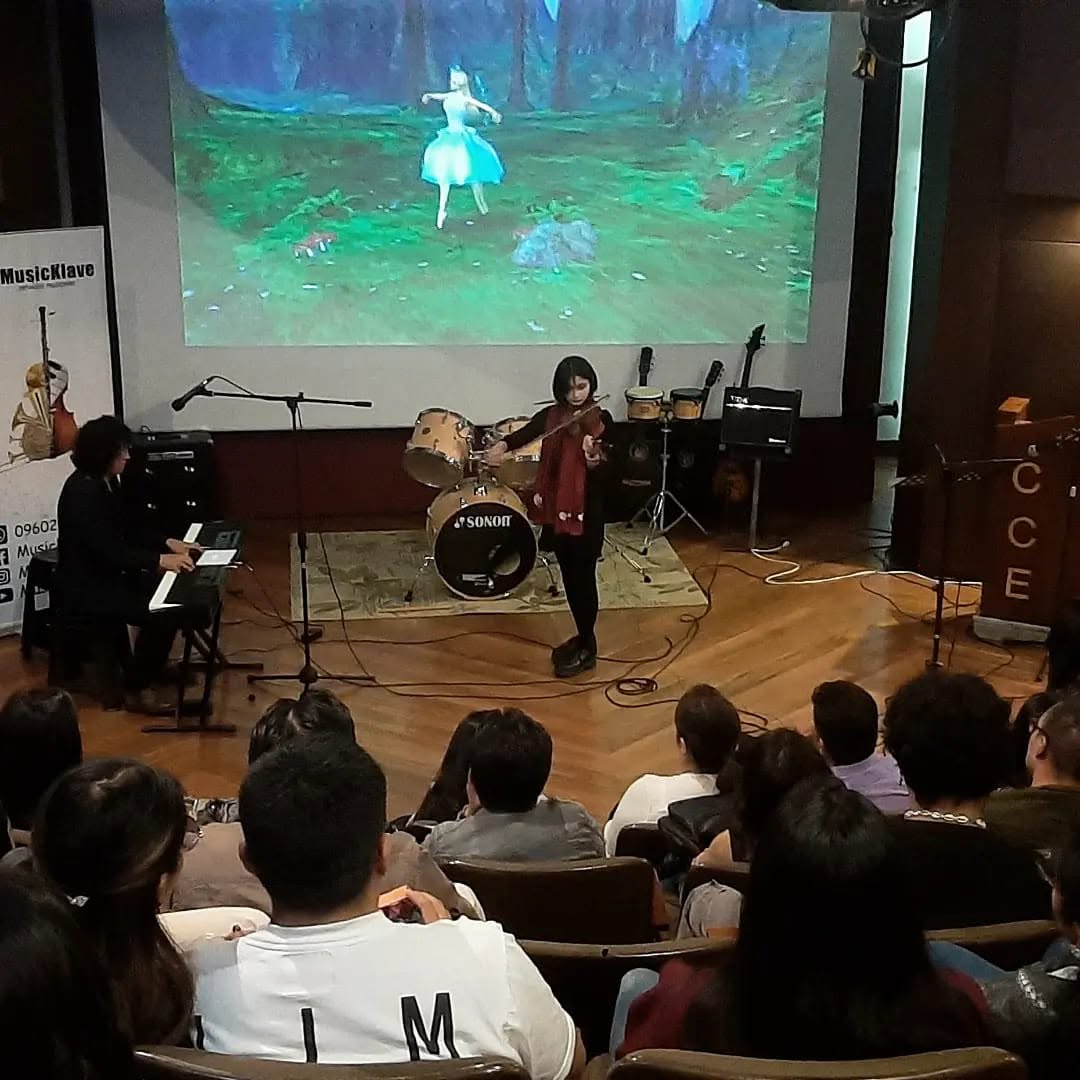 Violinista interpretando una pieza frente al público